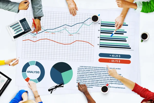 Reunião de pessoas de negócios, estatísticas de análise — Fotografia de Stock