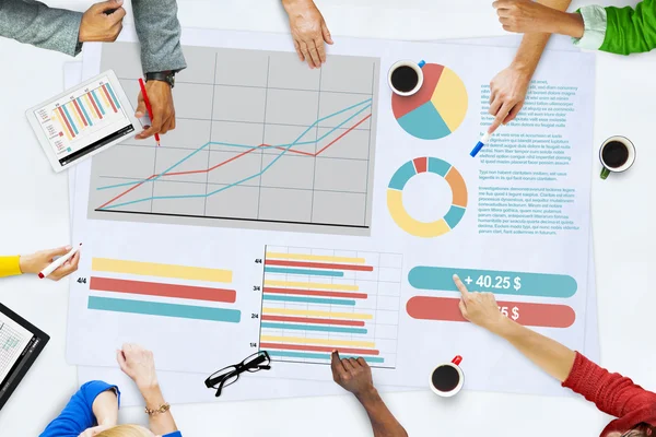 Reunião de pessoas de negócios, estatísticas de análise — Fotografia de Stock