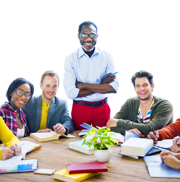 Étudiants joyeux avec le professeur — Photo