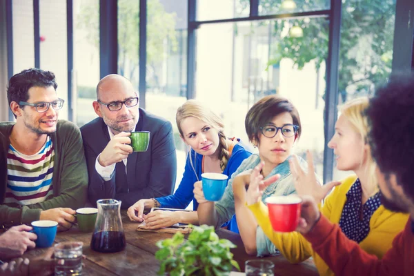 Grupo de pessoas em pausa para café — Fotografia de Stock