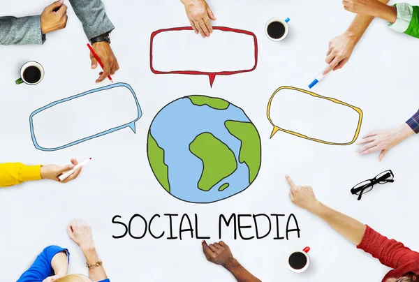 Hände am Tisch mit Social-Media-Konzepten — Stockfoto