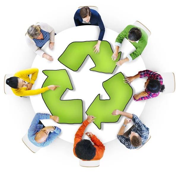 Mensen met recycling symbool — Stockfoto