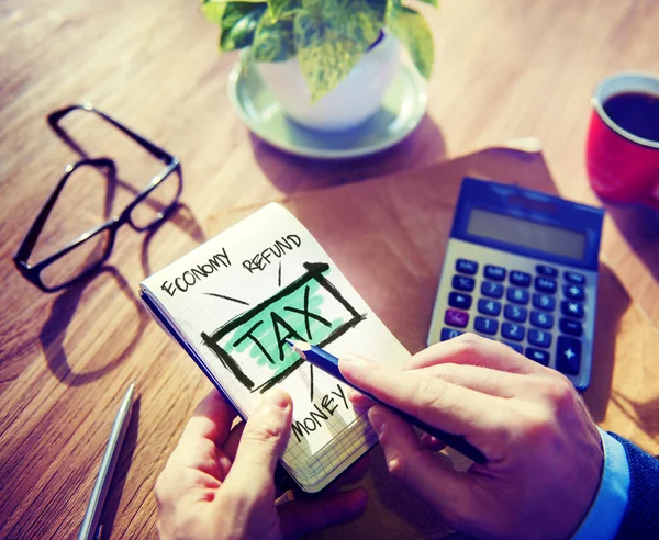 Unternehmer schreibt Steuerkonzept — Stockfoto