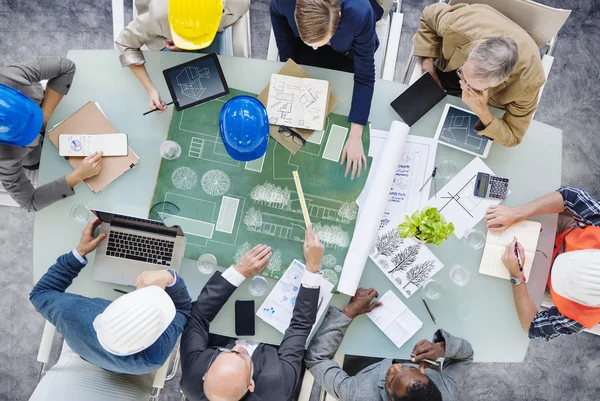 Architecten rond conferentietafel — Stockfoto