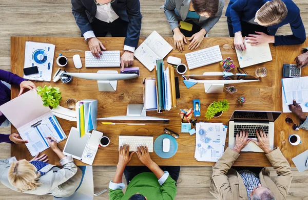 Groupe de personnes travaillant dans un bureau — Photo