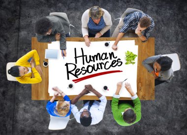 insanlar insan kaynakları hakkında tartışıyor