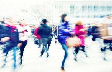 Büyük kalabalık şehirde yürüyüş