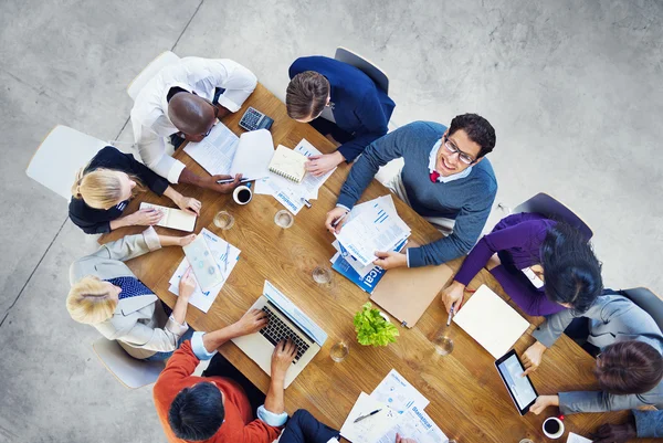 Diversi uomini d'affari che lavorano in una conferenza — Foto Stock