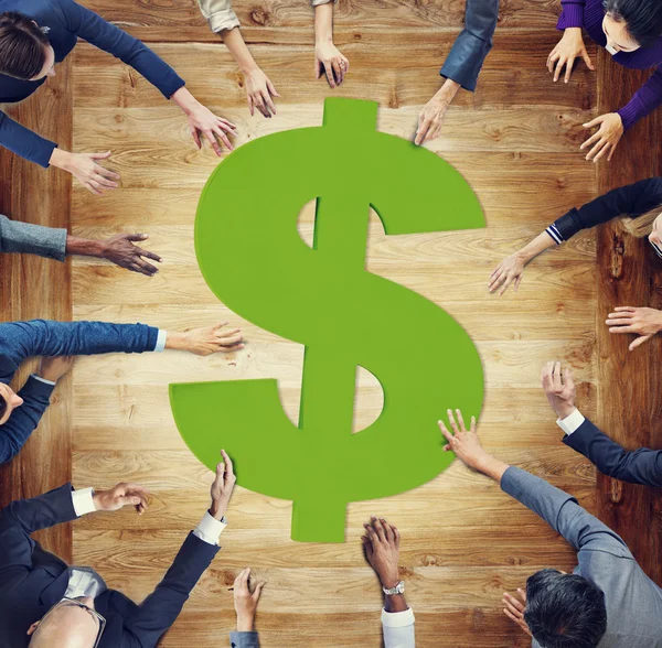 Para birimi simgesi çevresinde iş adamları