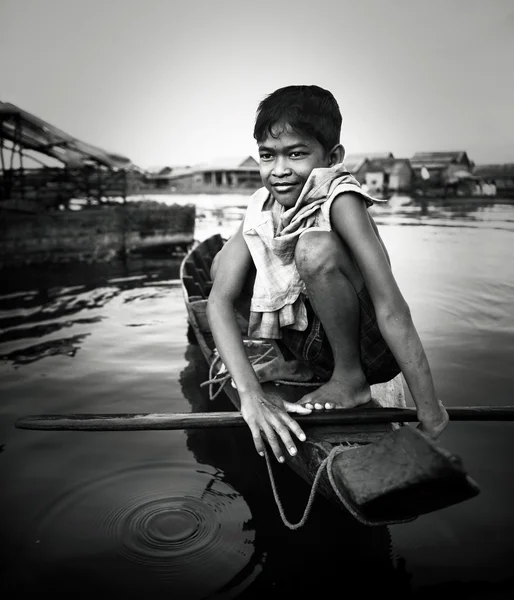 Garçon voyageant en bateau dans un village flottant — Photo