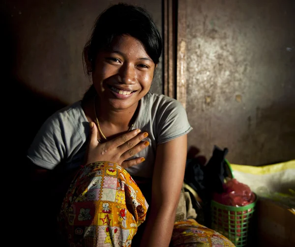 Adolescente chica sonriendo —  Fotos de Stock