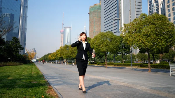 Geschäftsfrau vor Hochhäusern — Stockfoto