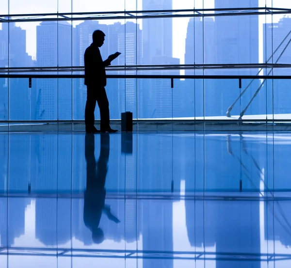 Uomo d'affari che legge da solo — Foto Stock