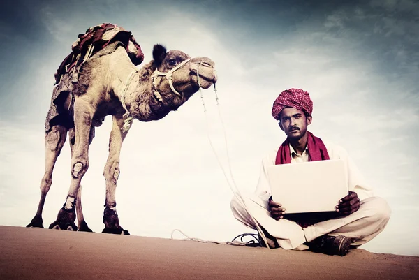 Homem indiano usando laptop — Fotografia de Stock