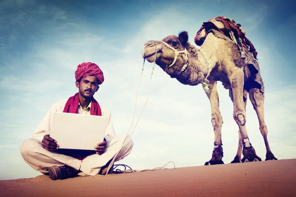 Indiase man met laptop — Stockfoto