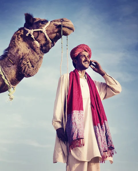 Indiska Man pratar på telefon — Stockfoto