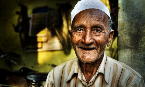 Glücklicher indischer Mann lächelt — Stockfoto