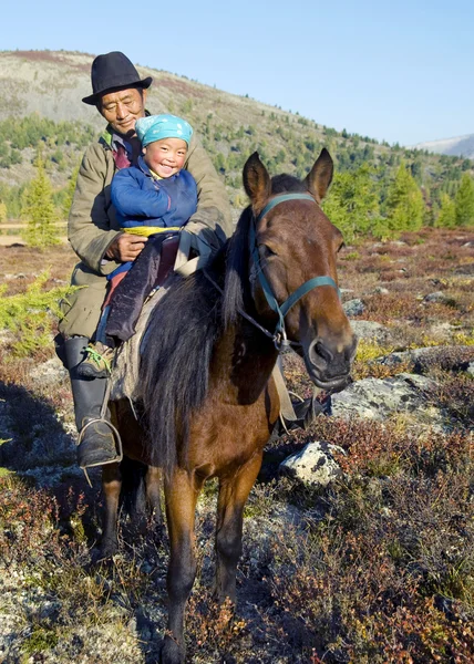 Mongolia Tsataan a caballo — Foto de Stock
