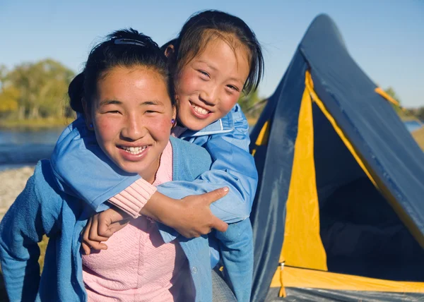 Девушки Монголии вместе на открытом воздухе — стоковое фото