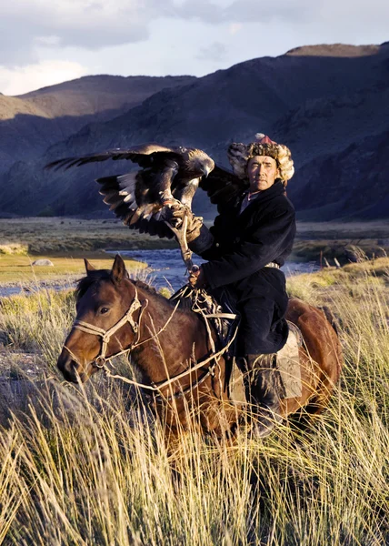 Kazakh mannen jacht op vossen en wolven — Stockfoto