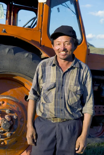 Moğol çiftçi traktör yanındaki daimi — Stok fotoğraf