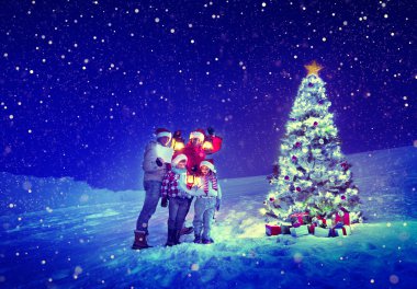 Aile Noel ağacının yakınında