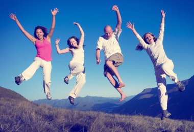 İnsanlar açık havada atlama