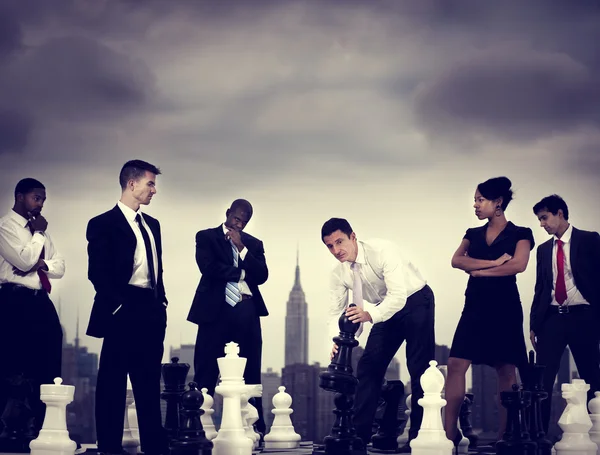 Affärsmän spela schackspel — Stockfoto