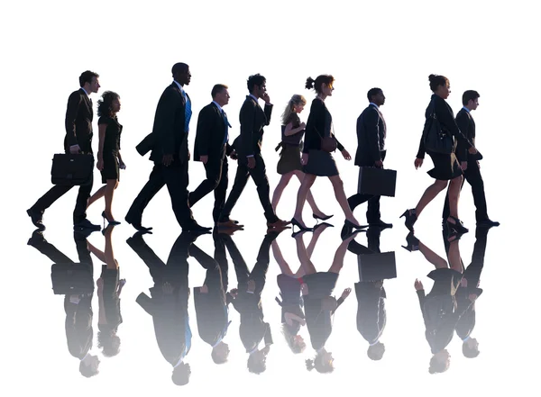 Empresários caminhando — Fotografia de Stock