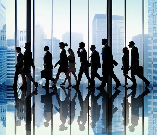 Groep van mensen uit het bedrijfsleven lopen — Stockfoto