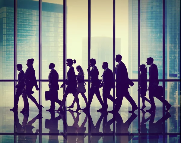 Groep van mensen uit het bedrijfsleven lopen — Stockfoto