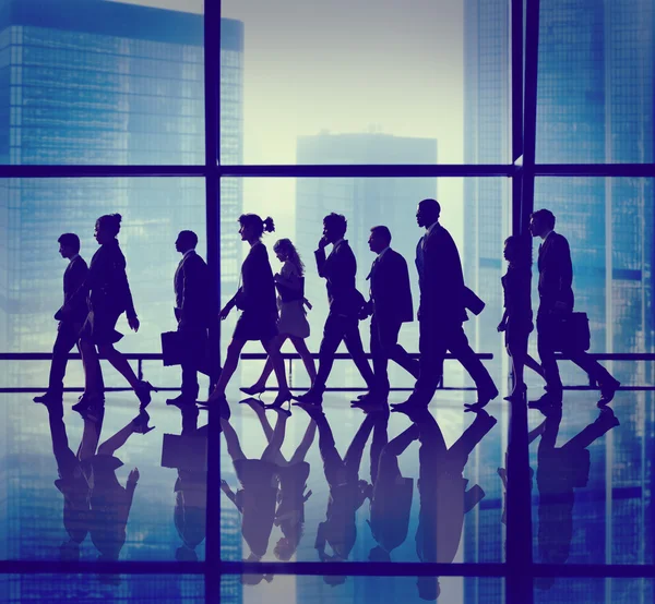 Groep van mensen uit het bedrijfsleven lopen — Stockfoto