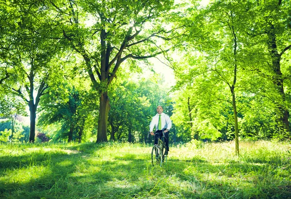 Empresário andando de bicicleta — Fotografia de Stock