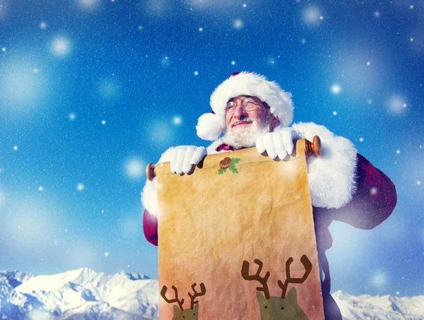 Papai Noel segurando o pergaminho — Fotografia de Stock