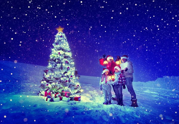 Famiglia vicino all'albero di Natale — Foto Stock