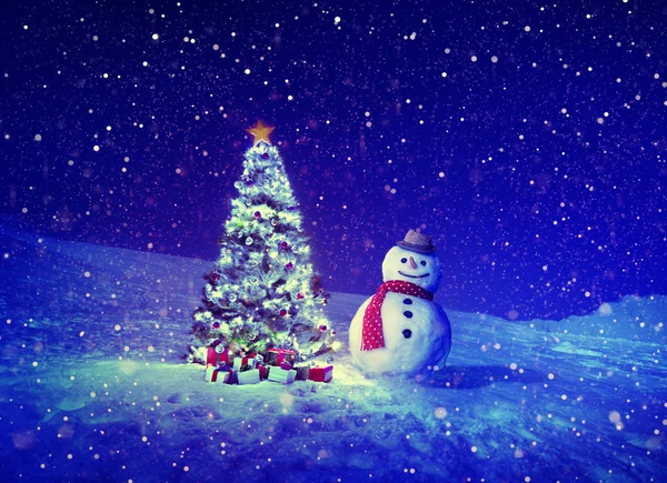 Kerstboom en Snowman buiten — Stockfoto