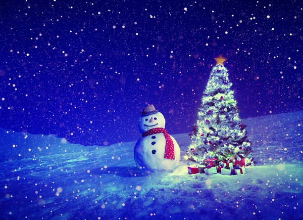 Vánoční strom a sněhulák venkovní — Stock fotografie