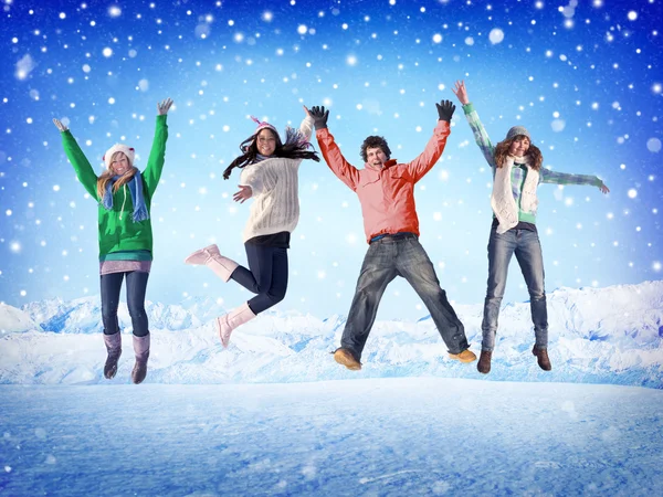 Amigos Saltando al aire libre — Foto de Stock