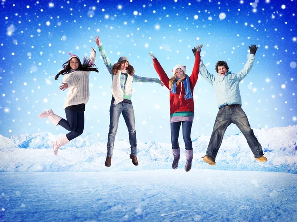 Amigos Saltando al aire libre — Foto de Stock