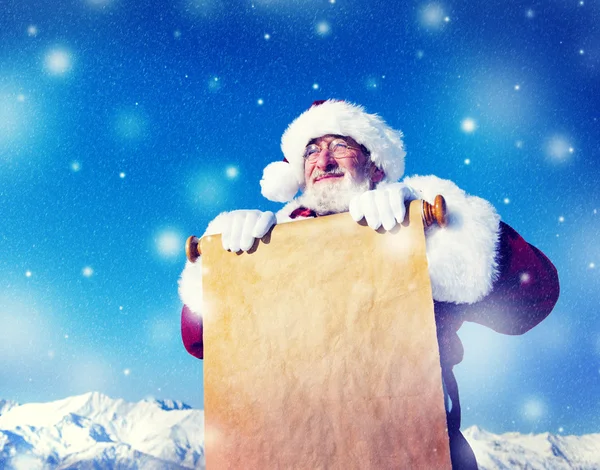 Санта-Клаус держит свиток — стоковое фото