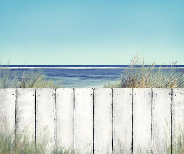 Strand en houten hek — Stockfoto