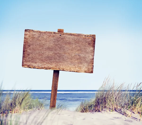 Stranden med Tom planka tecken — Stockfoto