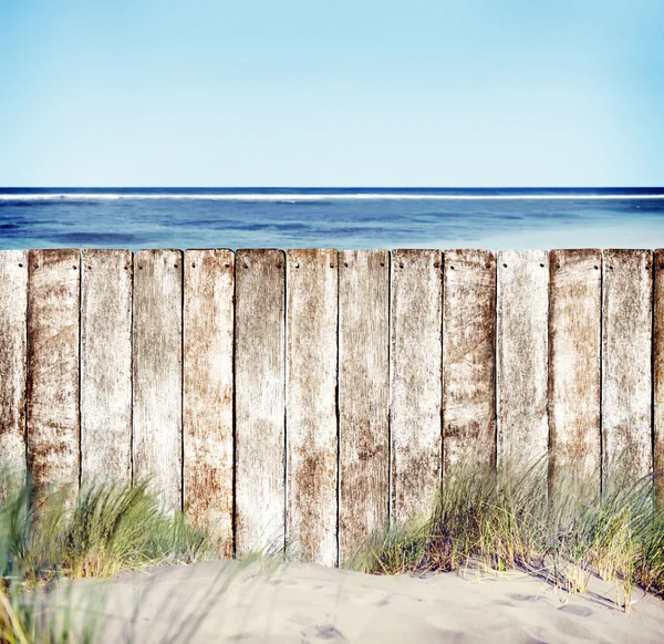 Houten hek op strand — Stockfoto