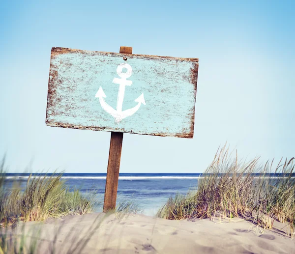 Etiqueta de madera pintada azul en la playa —  Fotos de Stock