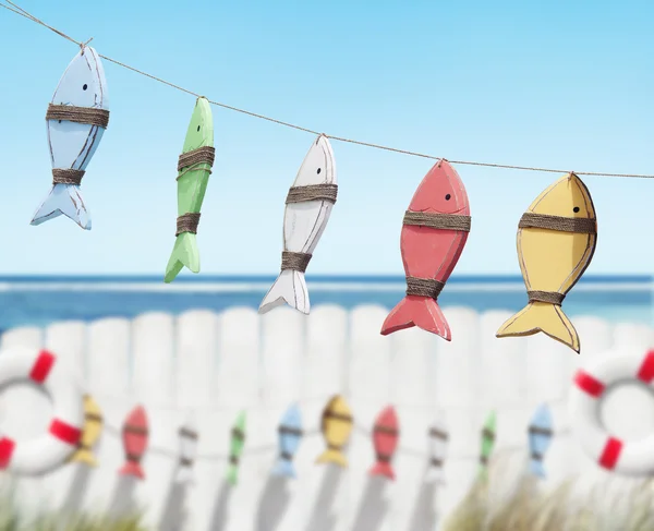 Juguetes de pescado entregando por playa —  Fotos de Stock