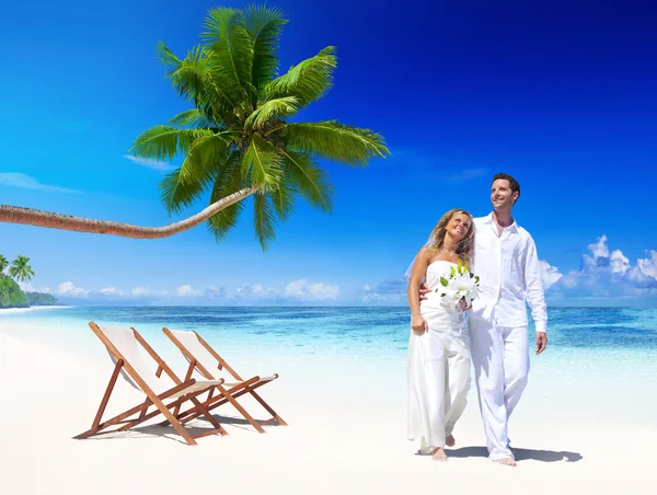 在海滩上结婚的夫妇 — 图库照片