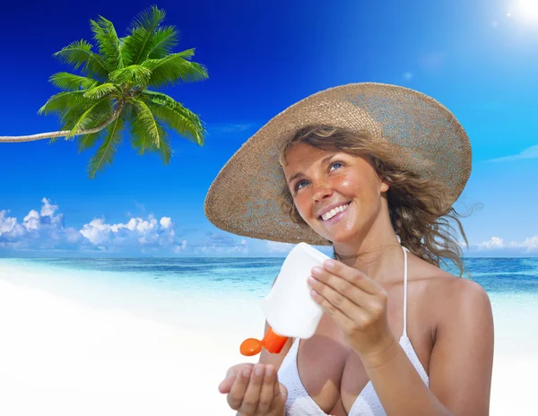 Smiling woman at beach — Stock Photo, Image