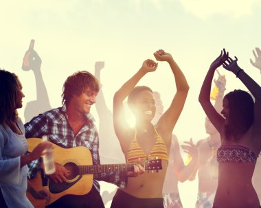 Plajda parti insanlar