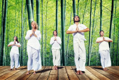 Doğa ile meditasyon yapan insanlar