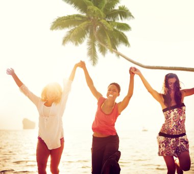 Genç kadınlar tarafından Beach kutluyor